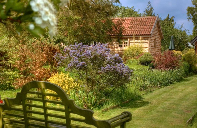 CHOBBS BARN, EYE, romantic, with open fire in Eye