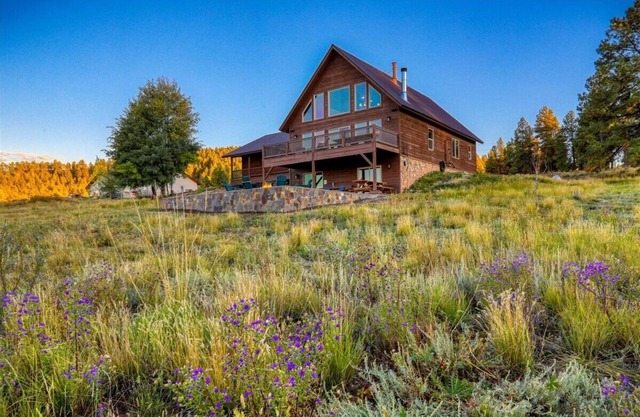 CHOOSE LEGACY MOUNTAIN LODGE, AND ENJOY BEAUTIFUL MOUNTAIN VIEWS!