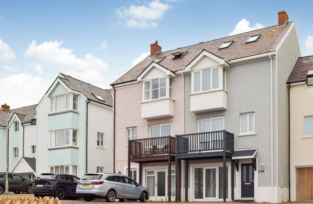 Choose Ty Celyn for its great location just a short walk from the beach.