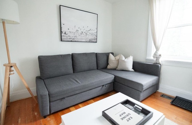 Christie Corner II: Quaint Apartment located in Desirable Port Dalhousie