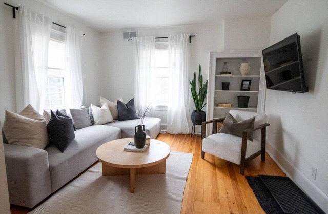 Christie Corner I:Feel at home while you stay, eat and relax