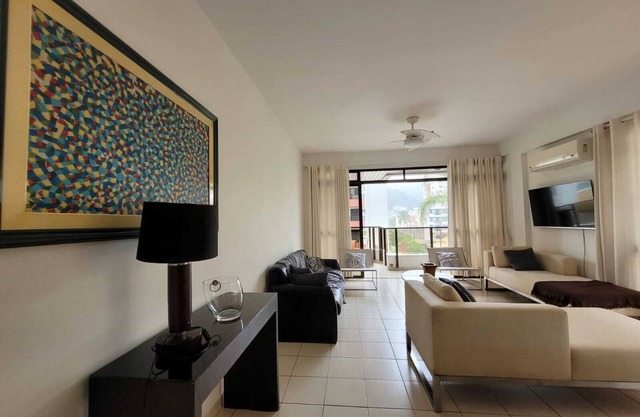 CHRISTMAS AND NEW YEAR'S EVE AVAILABLE. Spacious and airy, ideal for families. Guarujá Cove