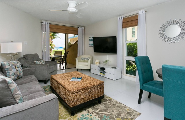 Christmas AVAIL! Renovated, King Bed, 65" TV, fully stock ktchn Cayman Reef 17
