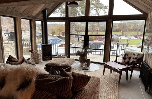 Christmas Cabin - River View 10 mins from Bath