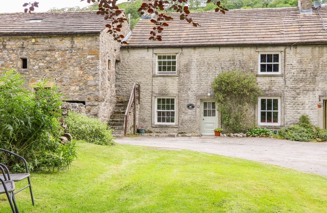 CHURCH FARM COTTAGE, family friendly, with open fire in Buckden