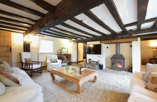 CHURCH FARMHOUSE, COOKLEY, pet friendly, with open fire in Halesworth