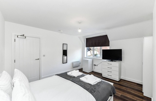 Church Street Flat 12: Minimalist Studio in Basford