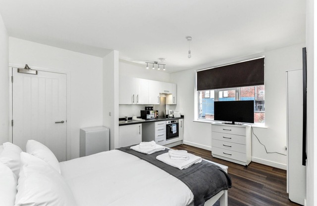 Church Street Flat 11: Minimalist Studio in Basford