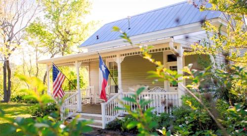 Circa 1900 - Historic - Romantic - Private - Pond - Fenced Yard - The Cottage at Chappell Hill