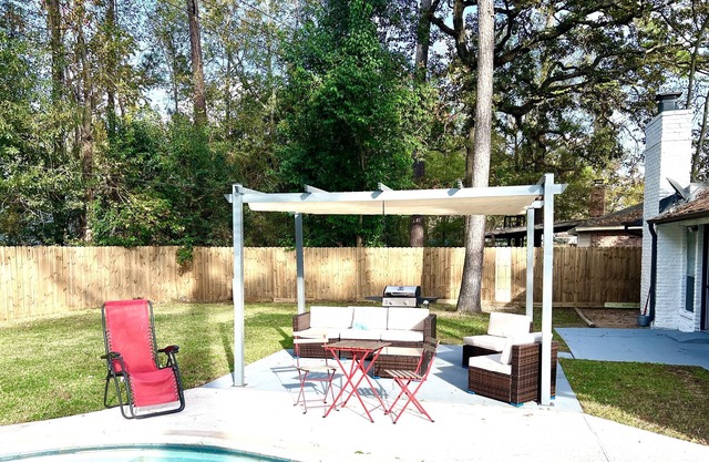 City Access House w Pool-near IAH/sleeps 12