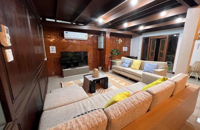 CITY Center 5 BR cozy home, the famous TALAT NOI