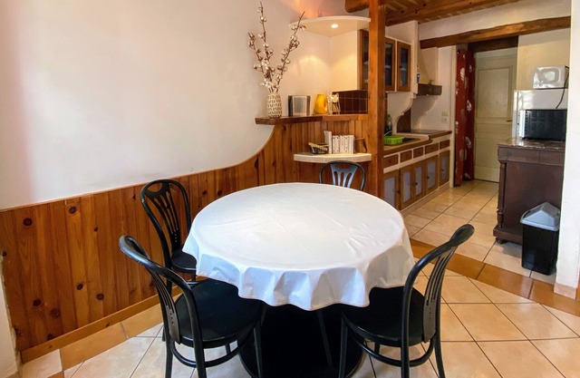 City center apartment with wifi, balcony and patio
