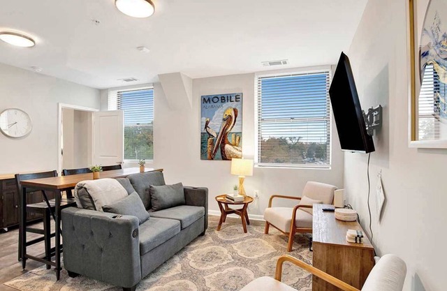 City Center Apartment - Free Parking & Great Views!
