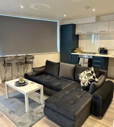 City Centre 2 Bedroom Apartment Sleeps 7 Free Parking Near Arena and NTU