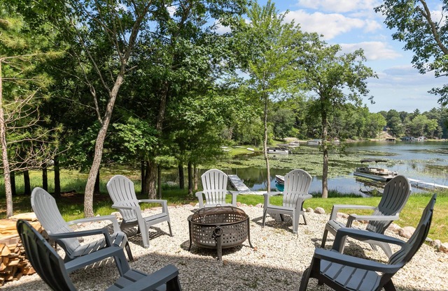 City Detox- Hot Tub, SUPs, Kayaks, Firepit, Chill