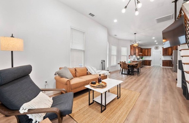 City Escape Away from Home - 5 Mins from Downtown