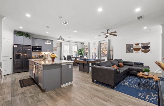 City Escape: Contemporary Home Mins from Six Flags and Stadiums.