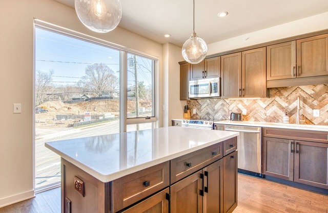 City escape near downtown with rooftop deck, gas grills, WiFi & private balcony