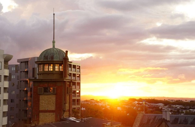 City Fringe Apt w Sunset Views Minutes To Hospital
