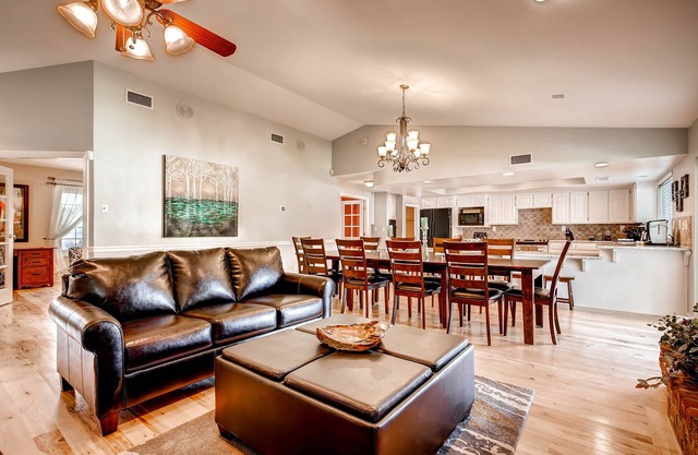 City Licensed Short Term Rental! 8 Bed, mins to Strip, Sleep 16+, Park 8+Cars&RV
