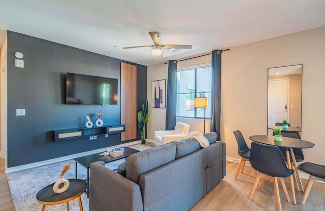 City Living | Gym, Pool, W/D, Parking. Sleeps 5
