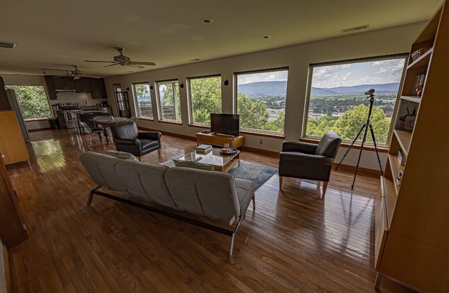 'City Overlook & Hideway' above downtown Chattanooga