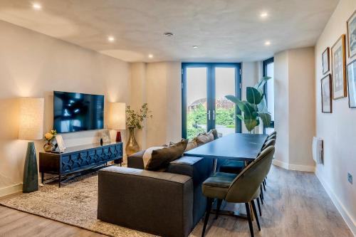 City Retreat for 4 with Free parking and Gym access
