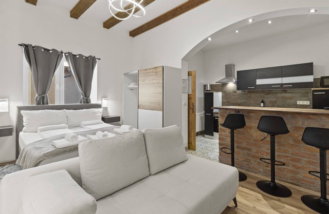 City & Sky: Vienna Apartment Close to the Airport