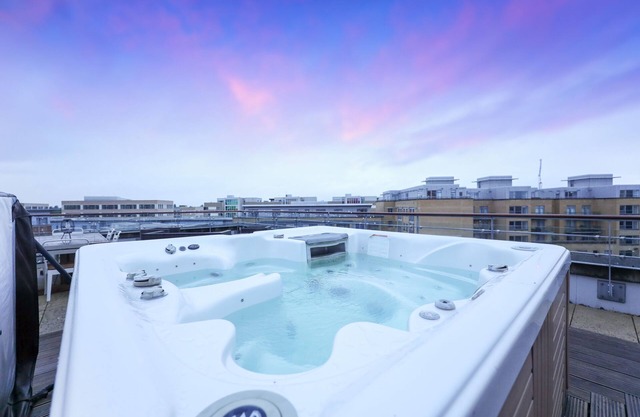 City View Terrace - 2 bed suite, jacuzzi & parking