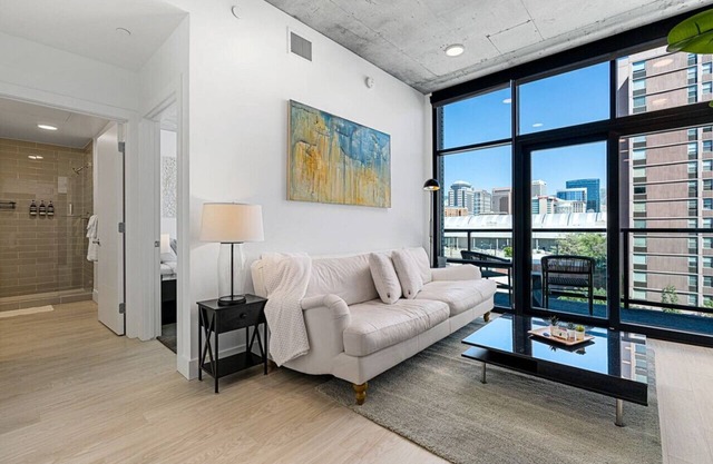 City Views! Luxury King bed/gym/pool+HTub/