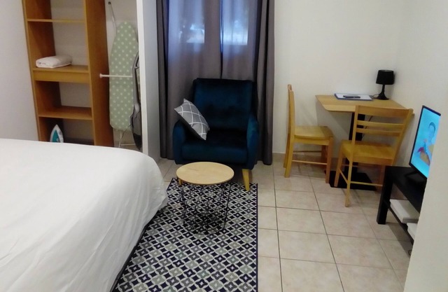 Clamart apartment 200 m from the T6 streetcar station PAVE BLANC with separate kitchen