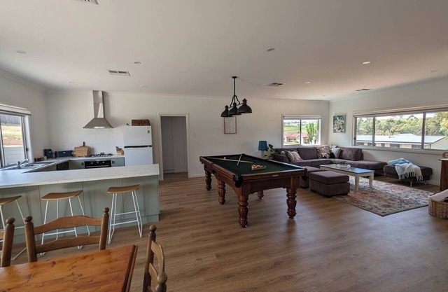 Clare Valley Escape, New home with pool table and 4 bedrooms on the Riesling Trail