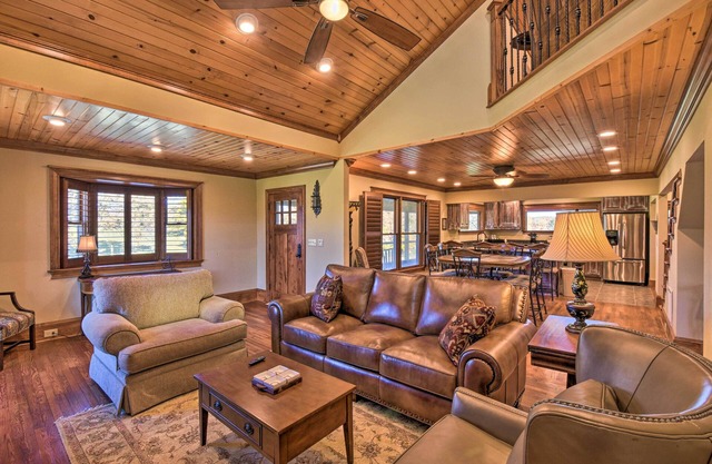 Clarkesville Ranch Cabin w/Screened-In Porch!