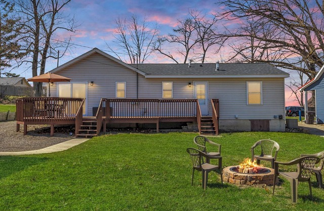 Clarklake Family & Wedding Retreat, Sleeps 8, close to White Birch Wedding Barn