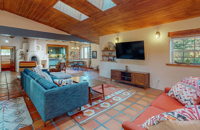 Classic Adobe with hot tub, covered patio & pond near town