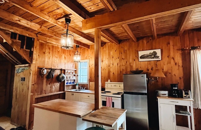 Classic Chelsea Cottage on the Gatineau River and along the famous Chelsea Trail