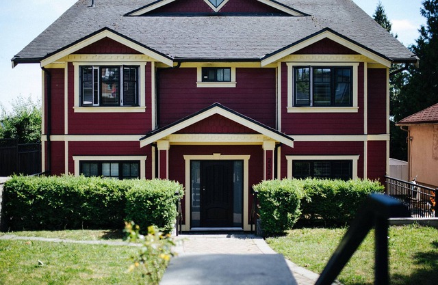 Classic - Cozy 4 Bedroom Home Near Sky train