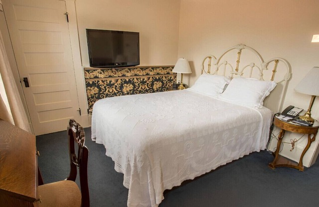 Classic & Elegantly Appointed Room for Couples!