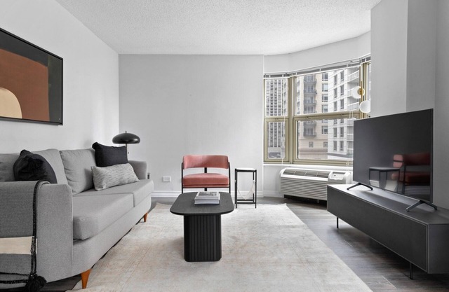 Classic Gold Coast 1BR w/Deck, Gym & Lounge, 1 block to L, by Blueground