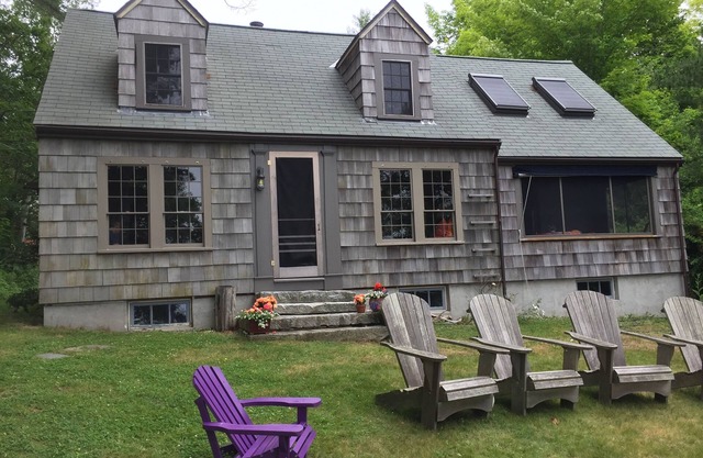 Classic Harborfront Cottage for 6