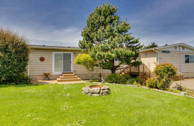 Classic home with partial ocean views & horseshoe pit - close to beach