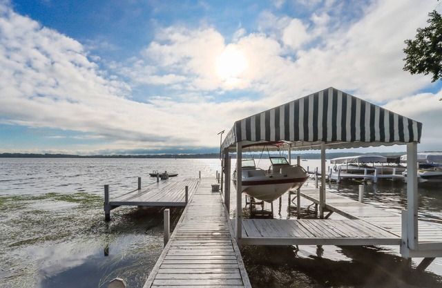 Classic Lakeside Estate Spectacular Views - 4 Weeks Left Summer 2024!