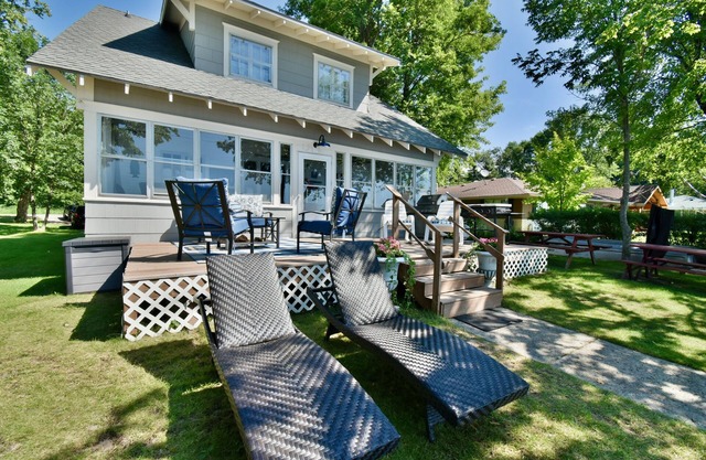 Classic Lk Le Homme Dieu Cottage! Level sand beach!