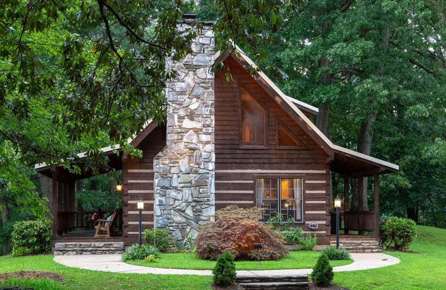 Classic log cabin home in private community - large porch & fireplace