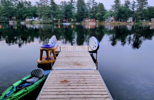 Classic Maine Cabin, Private Waterfront Easy Access to Nearby Amenities