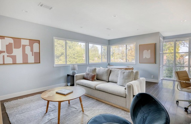 Classic Menlo Park 2BR w/A/C & W/D, close to Tech HQs, by Blueground