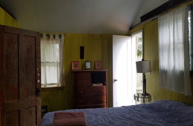 Classic Montauk Beach Cottage, Quick Walk to Beach and Town