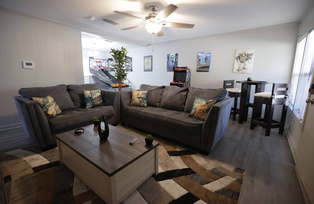 Classic Movie Home on Gum - Walking Distance to GSU