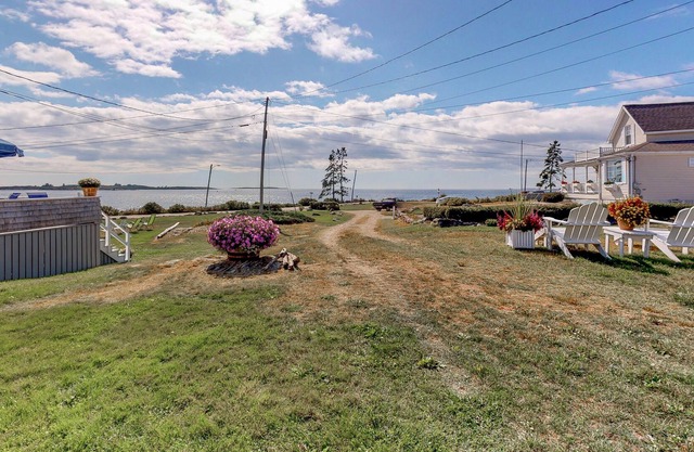 Classic Oceanfront Cottage w/ Ocean Views & Entertainment - Walk to Beach