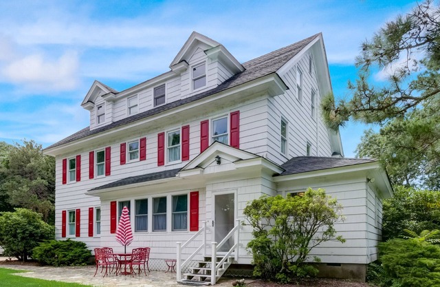 Classic Private Hamptons Country Home | Historic estate in Westhampton